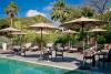 Terrasse au bord de la piscine à l'hôtel La Plantation, à Saint Martin, sur les spots de Galion Beach et Orient Bay
