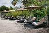 Terrasse au bord de la piscine à l'hôtel La Plantation, à Saint Martin, sur les spots de Galion Beach et Orient Bay
