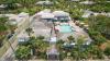 Vue de haut de la piscine et la terrasse de l'hôtel La Plantation, à Saint Martin, sur les spots de Galion Beach et Orient Bay