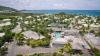 Vue de haut de l'hôtel La Plantation , à Saint Martin, sur les spots de Galion Beach et Orient Bay