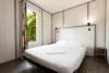 Espace chambre avec lit double de l'hotel Village de la pointe sur le spot du Vauclin en Martinique dans les Antilles