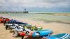 materiel de windsurf sur la plage de lac bay au club dunkerbeck à bonaire