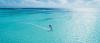 vue aérienne d'un planchiste ridant sur le spot de lac bay à bonaire