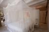lit double avec moustiquaire au sorobon beach resort à bonaire 