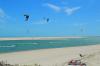 Plusieurs kitesurfeurs en navigation sur le spot de Parajuru au Brésil