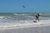 Kitesurfeuse sur le spot de Parajuru devant le club KBC Parajuru au Brésil