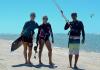 1 moniteur qui explique les règles de sécurité pour naviguer en kitesurf devant le club KBC Parajuru au Brésil