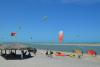 Mise à l'eau des kitesurfeurs sur le spot de Parajuru au Brésil