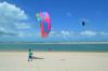 Envol d'une aile de kitesurf sur la plage du spot de Parajuru au Brésil
