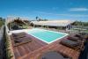 Piscine et transats à l'hôtel Mare Alta sur le spot de kitesurf de Parajuru au Brésil