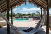 Espace détente au bord de la piscine à l'hôtel Mare Alta sur le spot de kitesurf de Parajuru au Brésil