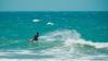 Kitesurfeur qui fait un roller sur une vague qui déroule sur le spot de Taïba au Brésil