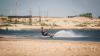 Kitesurfeur avec des éoliennes en arrière plan sur le spot de Taïba au Brésil