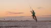 Kitesurfeuse qui s'entraîne à sauter sur le spot de Taïba au Brésil