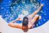 Une personne se détend dans le jacuzzi de la poussada Line Up Surfhouse à Taîba au Brésil
