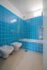 Toilettes et baignoire d'une chambre de l'hôtel Dunas de Sal à Santa Maria au Cap Vert 