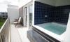 Terrasse avec jacuzzi d'une chambre de l'hôtel Dunas de Sal à Santa Maria au Cap Vert