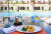 Repas en bord de piscine à l'hôtel Dunas de Sal à Santa Maria au Cap Vert