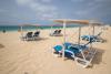 Bord de plage avec transat à côté de l'hôtel Dunas de Sal à Santa Maria au Cap Vert