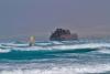 Windsurf à proximité d'une carcasse de navire sur le spot de Boa Vista au club Surf Vista au Cap Vert