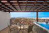 Terrasse et jacuzzi d'un appartement de l’hôtel Melia Llana à coté du spot de Santa Maria au Cap Vert