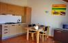 Cuisine et salle à manger d'un appartement simple au Porto Antiguo à Sal au Cap Vert