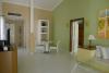 Salle intérieur d'une chambre de l’hôtel Melia sur le spot de Cayo Guillermo à Cuba