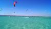 Un kitesurfeur sur la zone de navigation flat sur le spot El Gouna en Egype