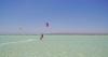 Une rideuse en kitesurf navigue sur eau cristalline a El Gouna en Egypte