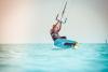 Rider en kitefoil sur le spot El Gouna en Egypte