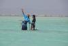 Moniteur de kitesurf explique des manoeuvres a une eleve en stage sur le spot El Gouna