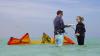 Explications moniteur a un eleve sur la navigation et le pilotage aile de kite sur le spot El Gouna