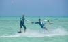 Deux kitesurfeurs se salue en shaka devant le centre osmosis kiteboarding a El Gouna en Egypte