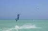 Saut en kitesurf devant le club Osmosis Kiteboarding sur le spot El Gouna en Egypte