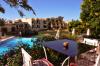 Vue de la terrasse sur la piscine de l'hotel Dawar, El Gouna en Egypte