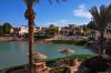 Plage privée de l’hôtel Dawar avec une vue sur la piscine à El Gouna
