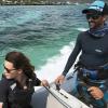 Un instructeur et son élève sur le bateau pour un cours de kitesurf en martinique