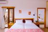 Studio 2 avec lit, accès terrasse et accès seconde chambre de l’hôtel Old Sophia, Karpathos en Grèce