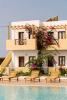Façade de l’hôtel Old Sophia à deux pas du spot Karpathos en Grèce