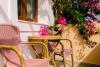 Terrasse avec bougainvillier de l'hotel Old Sophia à coté de Karpathos, en Grèce