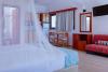 Studio 1 avec lit et cuisine de l’hôtel Old Sophia, Karpathos en Grèce