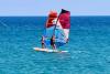 2 personnes en tandem windsurf sur le spot de Palekastro en Crète