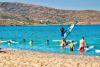 Apprentissage du windsurf devant le Gone Surfing Center à Palekastro en Crète