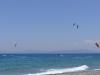 Des voiles de kitesurf devant le Big Blue Center à Kos en Grèce