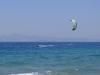 Un kitesurfeur en freeride devant le big Blue Center à Kos