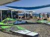 Quelques voiles de windsurf prêtent pour la mise à l'eau devant le Big Blue Center