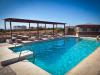 Piscine extérieure des studios Aeraki à Naxos Mikri Vigla en Grèce