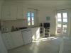 Cuisine et salon du Glyfada Sunset Appartement à Naxos Mikri Vigla en Grèce