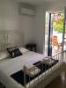 Chambre avec lit double dans la Vostalo House à Naxos en Grèce