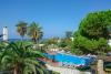 Vue aérienne de la piscine de l'hôtel Alkyoni Beach à Naxos en Grèce 